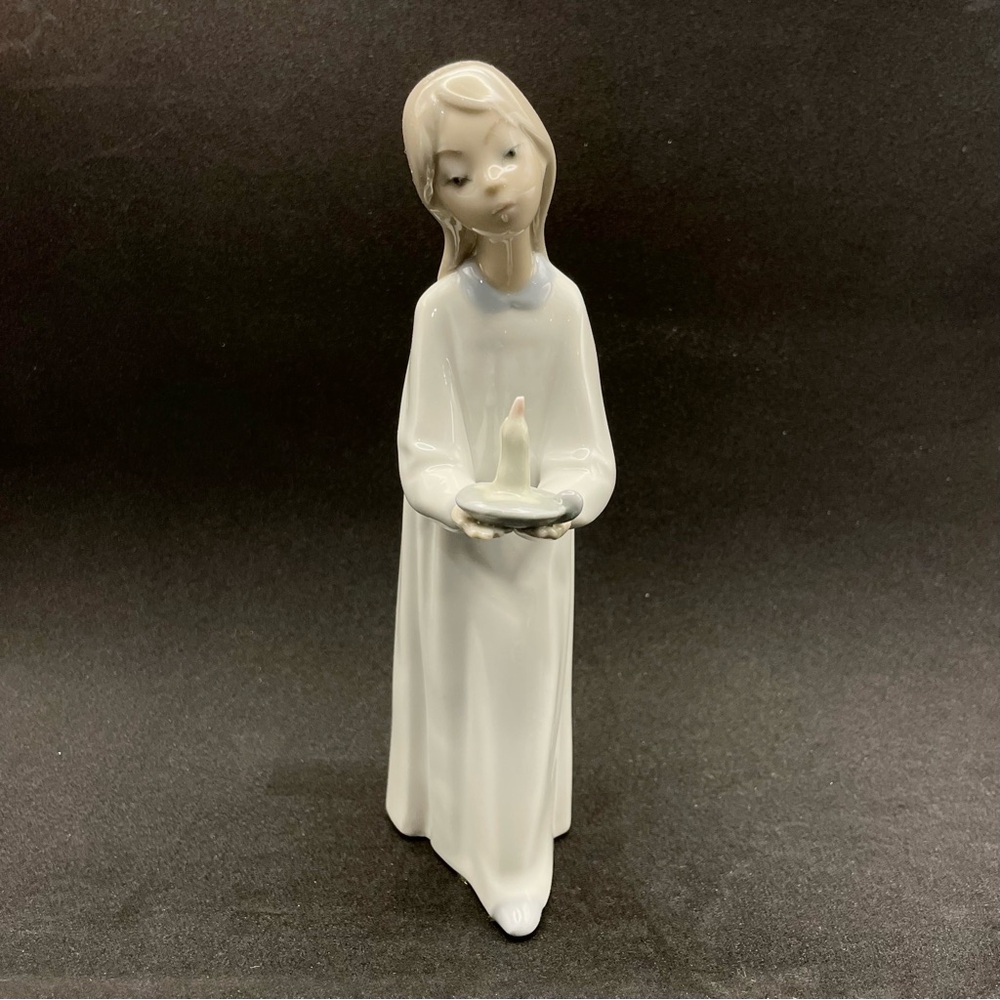 Lladro #4868 Girl with Candle